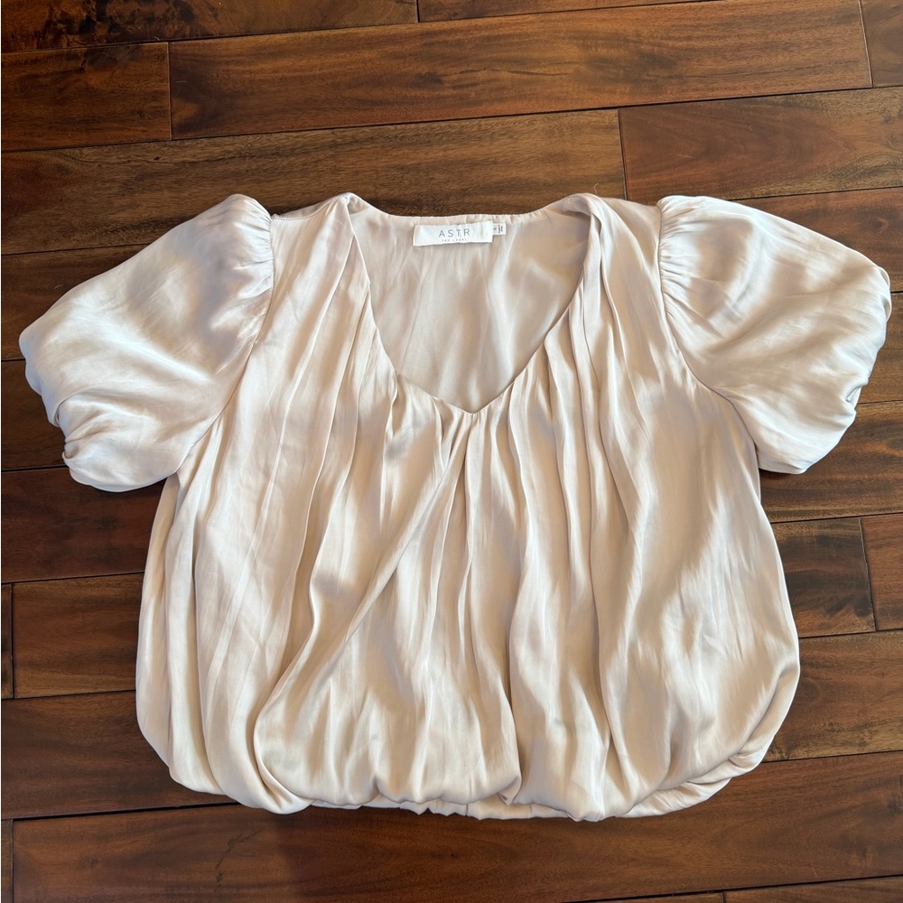 ASTR The Label Bubble Hem Champagne V-Neck Puff Sleeve Blouse Size Small - Picture 2 of 3